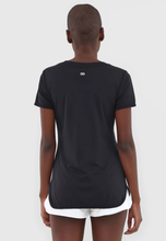 Load image into Gallery viewer, Model Back: Alto Giro Fitness Haut T-Shirt Skin Fit Alongada Gola V Preto