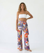 Load image into Gallery viewer, Model Front: Rio De Sol Pantalon De Plage Garden-Flower Pants Knot