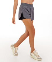 Load image into Gallery viewer, Model Front: Alto Giro Fitness Bas Shorts Tecnospan Abertura Lateral Cinza Chumbo