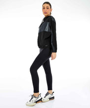 Load image into Gallery viewer, Image 04: Alto Giro Fitness Haut Jaqueta Tecnospan Recortes Preto