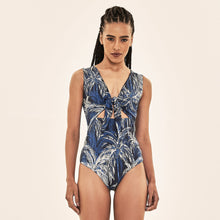Load image into Gallery viewer, Model Front: Uv Line Une Pièce Mirela Coqueiros Marinho Upf50+