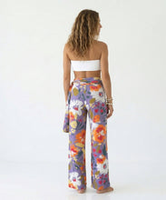 Load image into Gallery viewer, Model Back: Rio De Sol Pantalon De Plage Garden-Flower Pants Knot