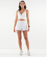 Load image into Gallery viewer, Model Front: Alto Giro Fitness Bas Shorts Bahamas Branco