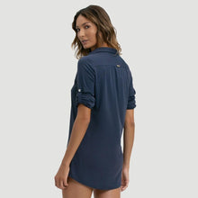 Load image into Gallery viewer, Model Back: Uv Line Vêtement De Plage Shirtdress Copenhagen Fem Navy Blue Upf50+