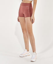 Load image into Gallery viewer, Model Front: Alto Giro Fitness Bas Shorts Meia Malha Recortes Rib Rosa Hug