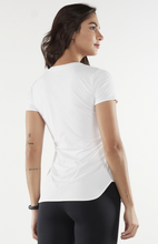 Load image into Gallery viewer, Model Back: Alto Giro Fitness Haut T-Shirt Skin Fit Alongada Gola V Branco