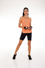 Load image into Gallery viewer, Model Front: Alto Giro Fitness Bas Bermuda Supplex Meia Coxa Preto