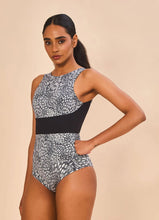 Load image into Gallery viewer, Model Front: Uv Line Une Pièce Swimsuit Verena Asas Upf50+