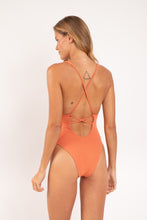 Load image into Gallery viewer, Model Back: Rio De Sol Une Pièce Sand-Argila Sunny