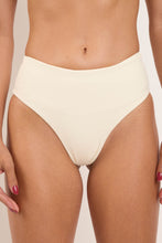 Load image into Gallery viewer, Gallery: Rio De Sol Bas Bottom Off-White Hotpants
