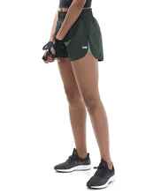 Load image into Gallery viewer, Model Front: Alto Giro Fitness Bas Shorts Tecnospan Verde Militar