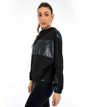 Load image into Gallery viewer, Image 07: Alto Giro Fitness Haut Jaqueta Tecnospan Recortes Preto