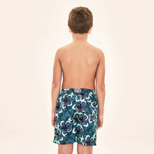 Load image into Gallery viewer, Model Back: Uv Line Maillot De Bain Garçon Shorts Aqua Hibiscus Kids Upf50+