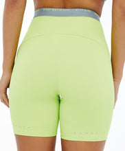 Load image into Gallery viewer, Model Back: Alto Giro Fitness Bas Bermuda Hyper Elastico Costas Verde Sharp