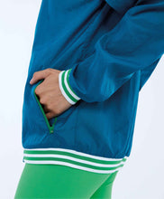 Load image into Gallery viewer, Image 04: Alto Giro Fitness Haut Jaqueta Aerofit Bomber Com Punhos Verde Deep Lagon