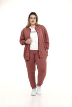 Load image into Gallery viewer, Model Front: Alto Giro Fitness Haut Jaqueta Melange Plus Rosa Hug