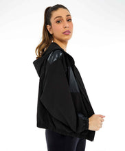 Load image into Gallery viewer, Image 02: Alto Giro Fitness Haut Jaqueta Tecnospan Recortes Preto