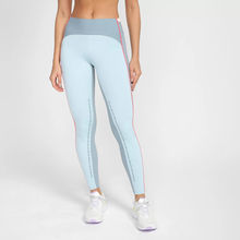 Load image into Gallery viewer, Model Front: Alto Giro Fitness Bas Legging Blackout Bio Recortes Cinza Lead