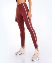Load image into Gallery viewer, Model Front: Alto Giro Fitness Bas Legging Bodytex Ii Com Laser E Fusao Marrom Mahogany