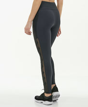Load image into Gallery viewer, Model Back: Alto Giro Fitness Bas Legging Hyper Bordado Lateral Preto