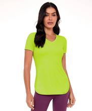 Load image into Gallery viewer, Model Front: Alto Giro Fitness Haut T-Shirt Skin Fit Alongada Gola V Verde Acidlime