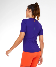 Load image into Gallery viewer, Model Back: Alto Giro Fitness Haut T-Shirt Skin Fit Biker Com Bolsos Roxo Eletric
