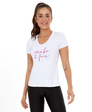 Load image into Gallery viewer, Model Front: Alto Giro Fitness Haut T-Shirt Skin Fit Make It Fun Branco Optico