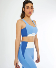 Load image into Gallery viewer, Model Front: Alto Giro Fitness Haut Top Blackout Cos Anatomico Azul Soft
