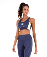 Load image into Gallery viewer, Model Front: Alto Giro Fitness Haut Top Blackout Recorte Tela Cinza Odyssey