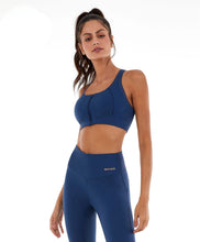 Load image into Gallery viewer, Model Front: Alto Giro Fitness Haut Top Bodytex Ii Abertura Com Ziper Azul Ocean