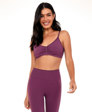 Load image into Gallery viewer, Model Front: Alto Giro Fitness Haut Top Sem Costura Essential Roxo Wine