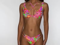 Load and play video in Gallery viewer, Video: Luli Fama Bas Bottom Crossing String Vivi Il Momento