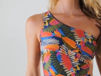 Load and play video in Gallery viewer, Video: Rio De Sol Une Pièce Jungle Maeve