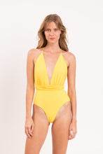 Load image into Gallery viewer, Model Front: Rio De Sol Une Pièce Amarelo New Vegas