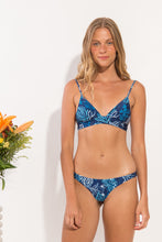 Load image into Gallery viewer, Model Front: Rio De Sol Bas Bottom Reef Essential