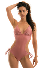 Load image into Gallery viewer, Model Front: Rio De Sol Une Pièce Callas Trikini