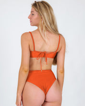 Load image into Gallery viewer, Image 06: Rio De Sol Ensemble Set Paprica Bandeau-Reto Hotpants