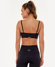 Load image into Gallery viewer, Model Back: Alto Giro Fitness Haut Top Sem Costura Essential Preto

