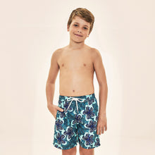 Load image into Gallery viewer, Model Front: Uv Line Maillot De Bain Garçon Shorts Aqua Hibiscus Kids Upf50+
