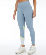Load image into Gallery viewer, Model Front: Alto Giro Fitness Bas Legging Hyper Recorte Diagonal Cinza Wind
