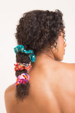 Load image into Gallery viewer, Image 04: Rio De Sol Chouchou Love-Trip Scrunchie
