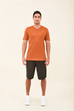 Load image into Gallery viewer, Model Front: Uv Line T-Shirt Pour Homme T-Shirt Sport Fit Caramelo Upf50+
