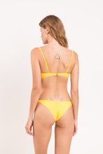 Load image into Gallery viewer, Model Back: Rio De Sol Haut Top Amarelo Bandeau-Crispy
