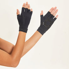 Load image into Gallery viewer, Image 04: Uv Line Gants Short Gloves Uni Black Upf50+
