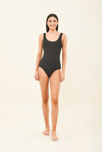 Load image into Gallery viewer, Model Front: Uv Line Une Pièce Maio Swim Textura Preto Upf50+
