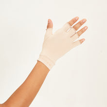 Load image into Gallery viewer, Model Back: Uv Line Gants Short Glove Beige
