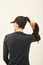 Load image into Gallery viewer, Model Back: Uv Line Visière Visor Elastic Preto Upf50+
