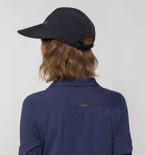 Load image into Gallery viewer, Model Back: Uv Line Casquette Capri Colors Preto Upf50+
