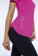 Load image into Gallery viewer, Image 02: Alto Giro Fitness Haut T-Shirt Skin Fit Inspiracionais Pink Choque
