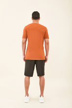 Load image into Gallery viewer, Model Back: Uv Line T-Shirt Pour Homme T-Shirt Sport Fit Caramelo Upf50+
